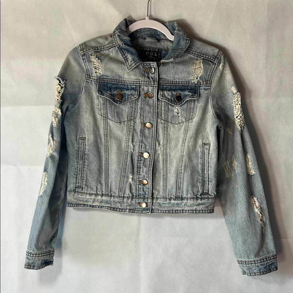 POL Women's CROPPED Distressed Denim Jacket LARGE lightwash silver buttons